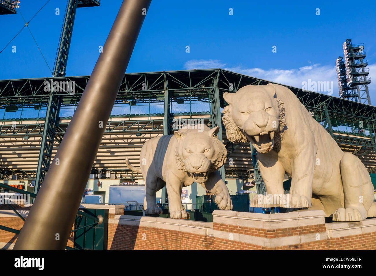 Detroit, Michigan - Beton Tiger über dem Eingang zum Comerica Park, der Heimat der Detroit Tigers Major League Baseball Team. Stockfoto