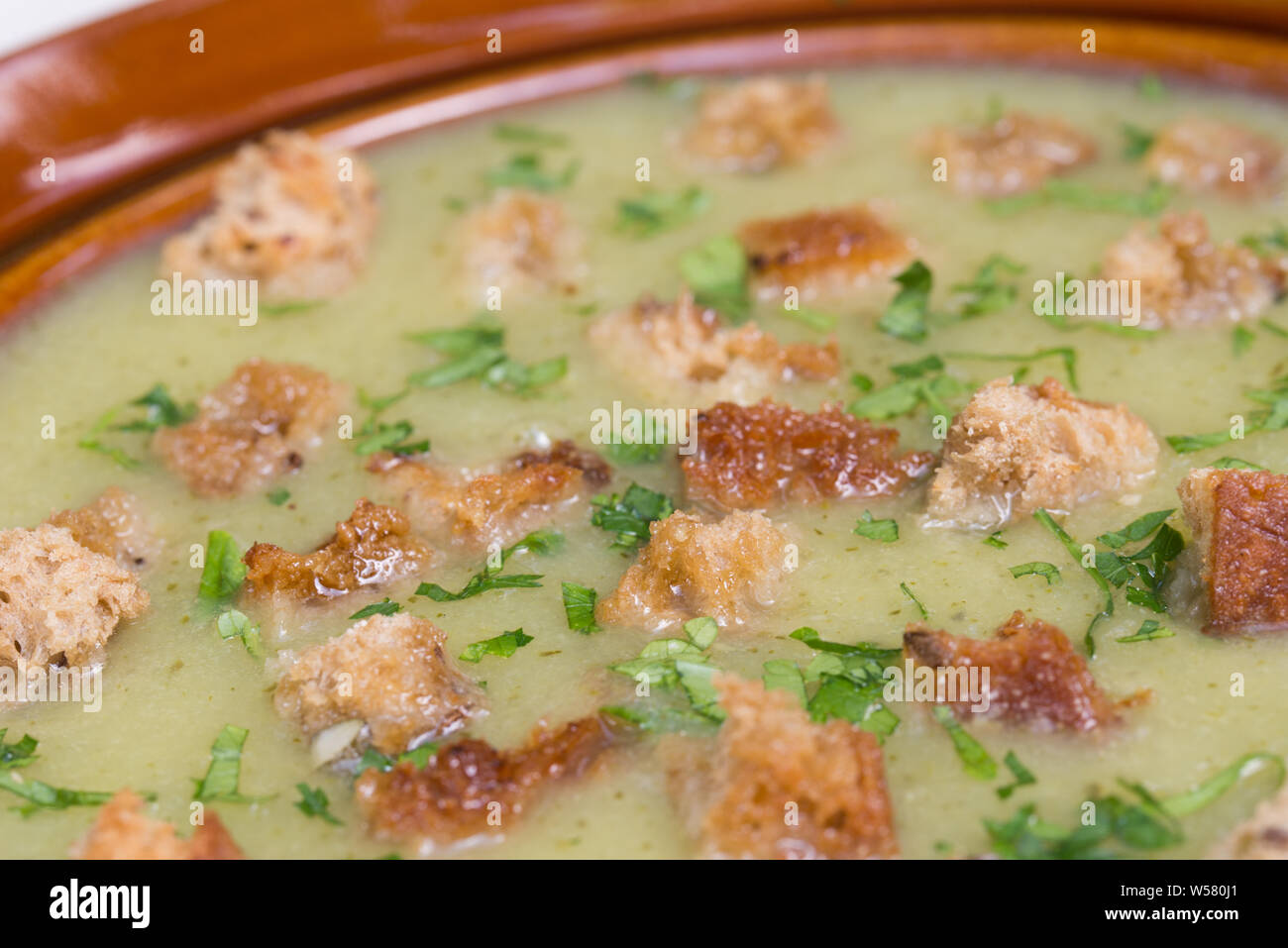 Pflanzliche creme Suppe mit Croutons und parsleyb Stockfoto