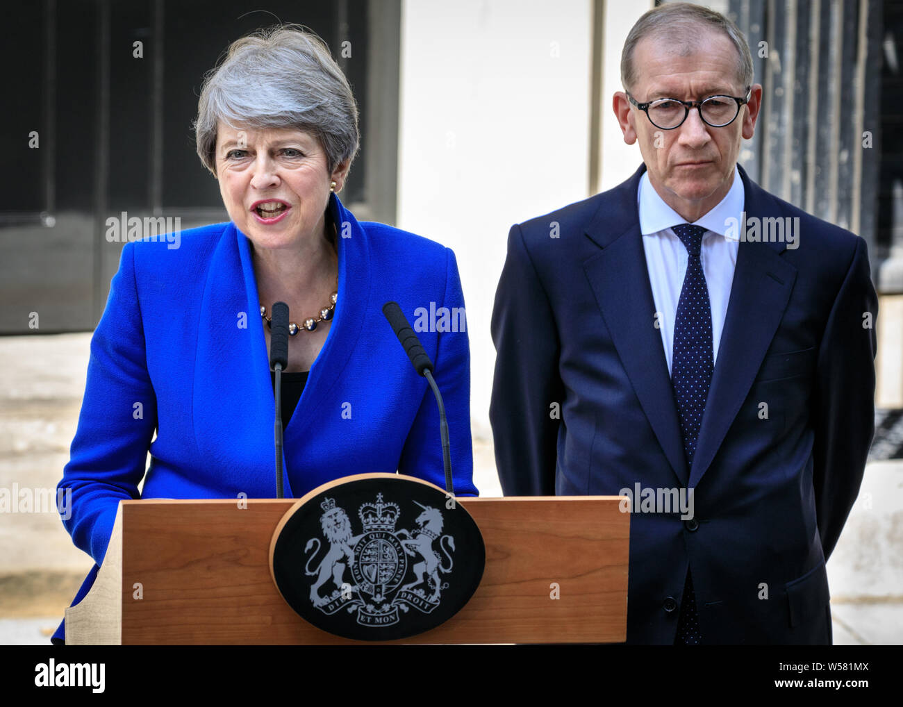Der britische Premierminister Theresa May macht ihre Abschiedsrede mit Ehemann Philip kann durch Ihre Seite außerhalb 10 Downing Street vor ihrem Rücktritt, Stockfoto