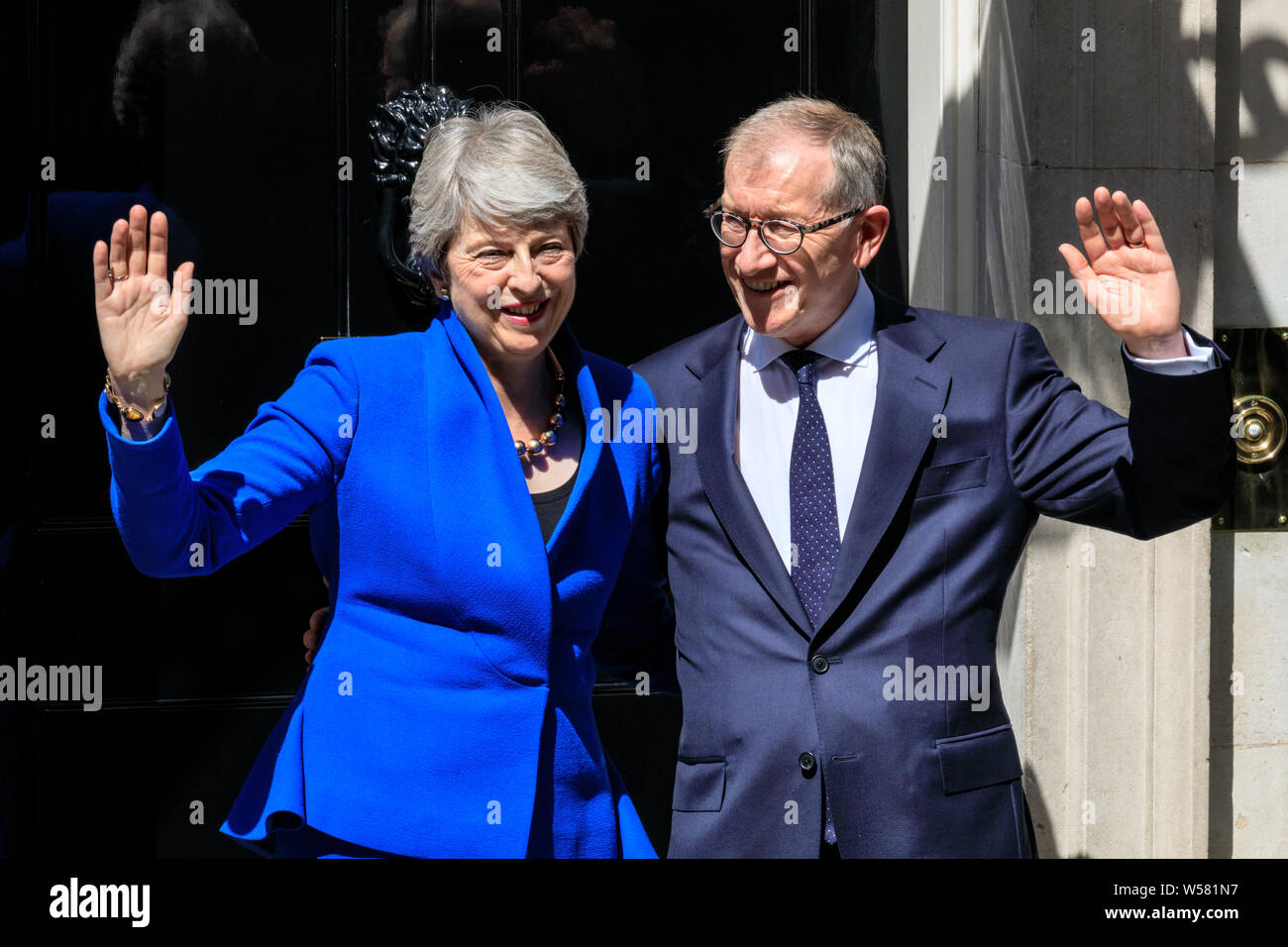 Der britische Premierminister Theresa May Wellen mit ihrem Mann Philip möglicherweise außerhalb der 10 Downing Street vor ihrem Rücktritt, Tag, London, UK Stockfoto