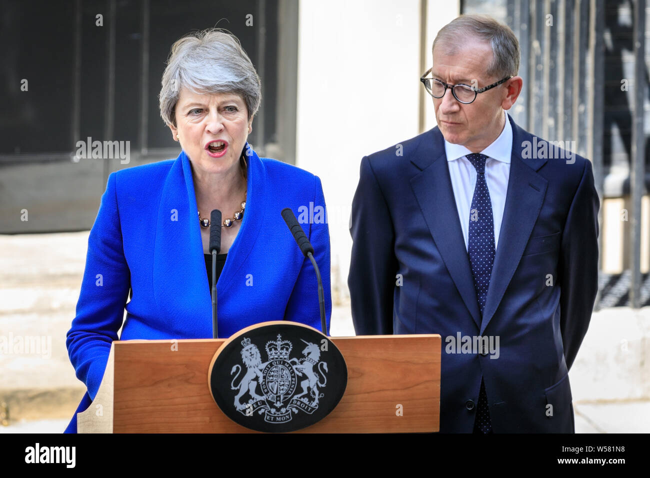 Der britische Premierminister Theresa May macht ihre Abschiedsrede mit Ehemann Philip kann durch Ihre Seite außerhalb 10 Downing Street vor ihrem Rücktritt, Stockfoto