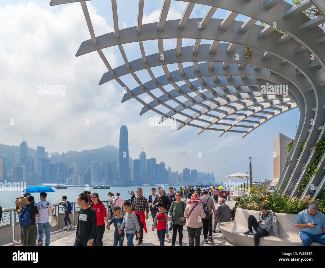 Avenue der Stars gegen Hochhäuser des Central District auf der Insel Hong Kong, Tsim Sha Tsui, Kowloon, Hongkong, China Stockfoto