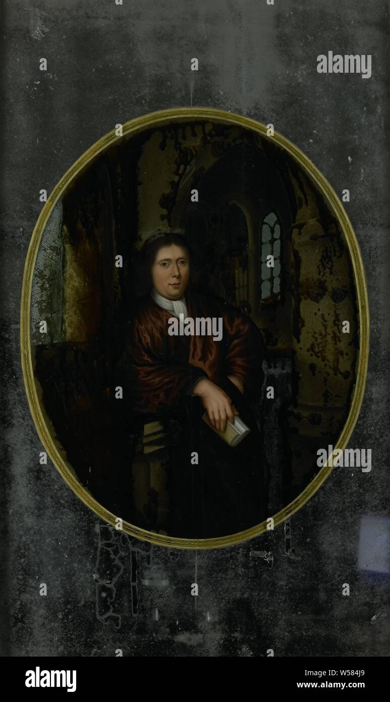 Porträt eines Mannes im 17. Jahrhundert Kleidung, Porträt eines Mannes im siebzehnten Jahrhundert Kleidung. Knie - Stück in Oval, stehend mit einem Buch in der rechten Hand., anonym, Nördliche Niederlande, 1750 - 1799, Glas, Amalgam, H 77 cm x W 47 cm x H 49,5 cm x W 39 cm Stockfoto