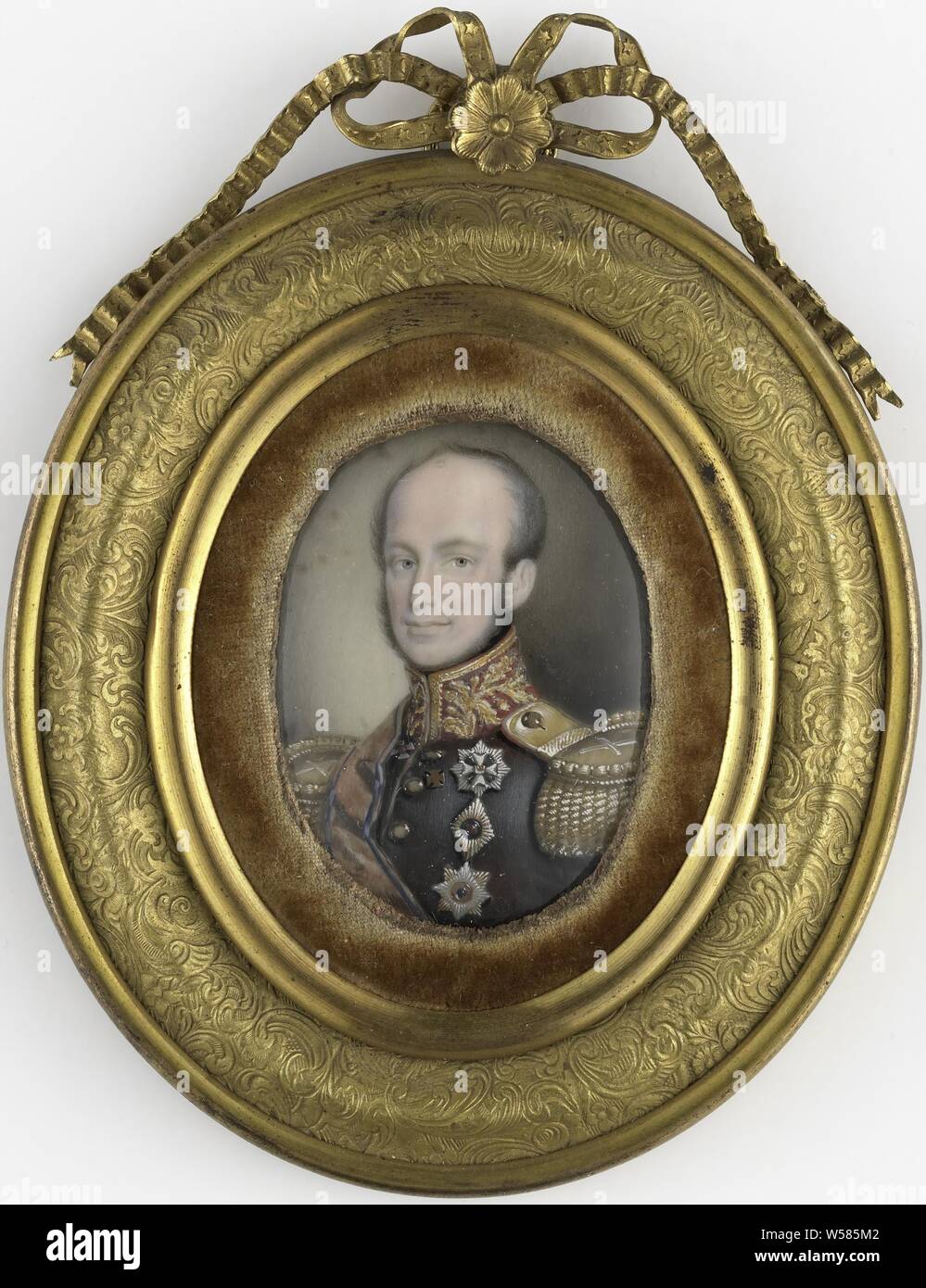 Wilhelm II. (1792-1849), König der Niederlande, Porträt von Wilhelm II. (1792-1849), König der Niederlande. Büste auf der linken Seite, gegenüber, in der Uniform. Teil der Sammlung portrait thumbnails., Familie, Gruppe, vor allem Eltern mit ihrem Kind(er), Musik machen, Musiker mit Instrument, Amsterdam, David Leeuw, Cornelia Hooft, Suzanna Leeuw, Cornelia Leeuw, Weyntje Leeuw, Pieter Leeuw, Maria Leeuw, Louis Henri de Fontenay (zugeschrieben), Holland, C. 1840, Elfenbein, Metall, Textilien, Leder, Glas, h 5,2 cm × w4cm h 10,4 cm x B 7,6 cm x T 0,7 cm Stockfoto