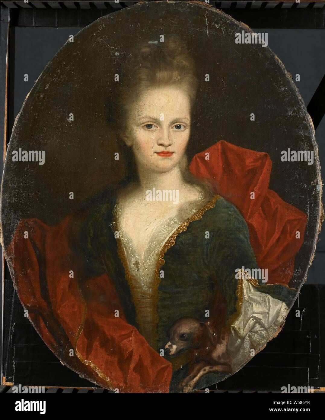 Anna Margaretha van Petcum (1676-1745), Ehefrau von Johan Arnold Zoutman, ovale Portrait von Anna Margaretha van Petcum, Ehefrau von Johan Arnold Zoutman, mit einem Hund auf dem Schoß., Johan Van Diest, 1690 - 1720, Leinwand, Ölfarbe (Lack), h 80 cm x W 64,5 cm x d 4 cm h 88,6 cm x W 73,1 cm x T 9,8 cm Stockfoto