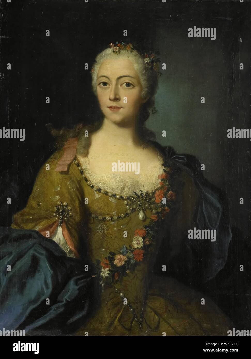 Porträt einer Frau, halber Länge, und das Gesicht. Ihr Kleid und Haare sind mit edlen Steinen und Blumen, anonyme historische Person dargestellt - BB-Frau, anonym, Frankreich, 1740 - 1760, Leinwand, Ölfarbe (Lack), h 84 cm x W 63,5 cm d 9,5 cm eingerichtet Stockfoto