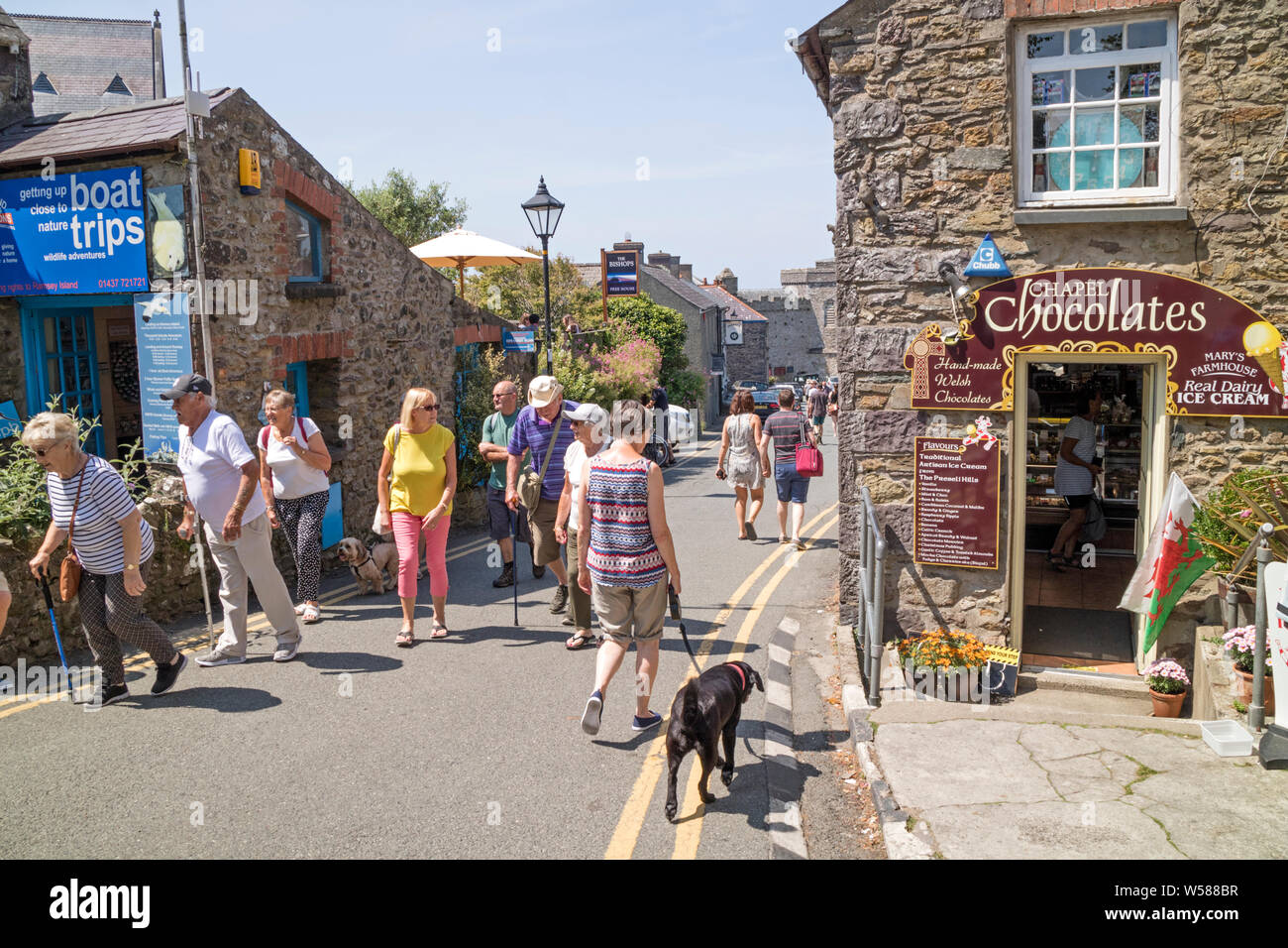 Touristen in St David's city centre, Pembrokeshire, Wales, Großbritannien Stockfoto