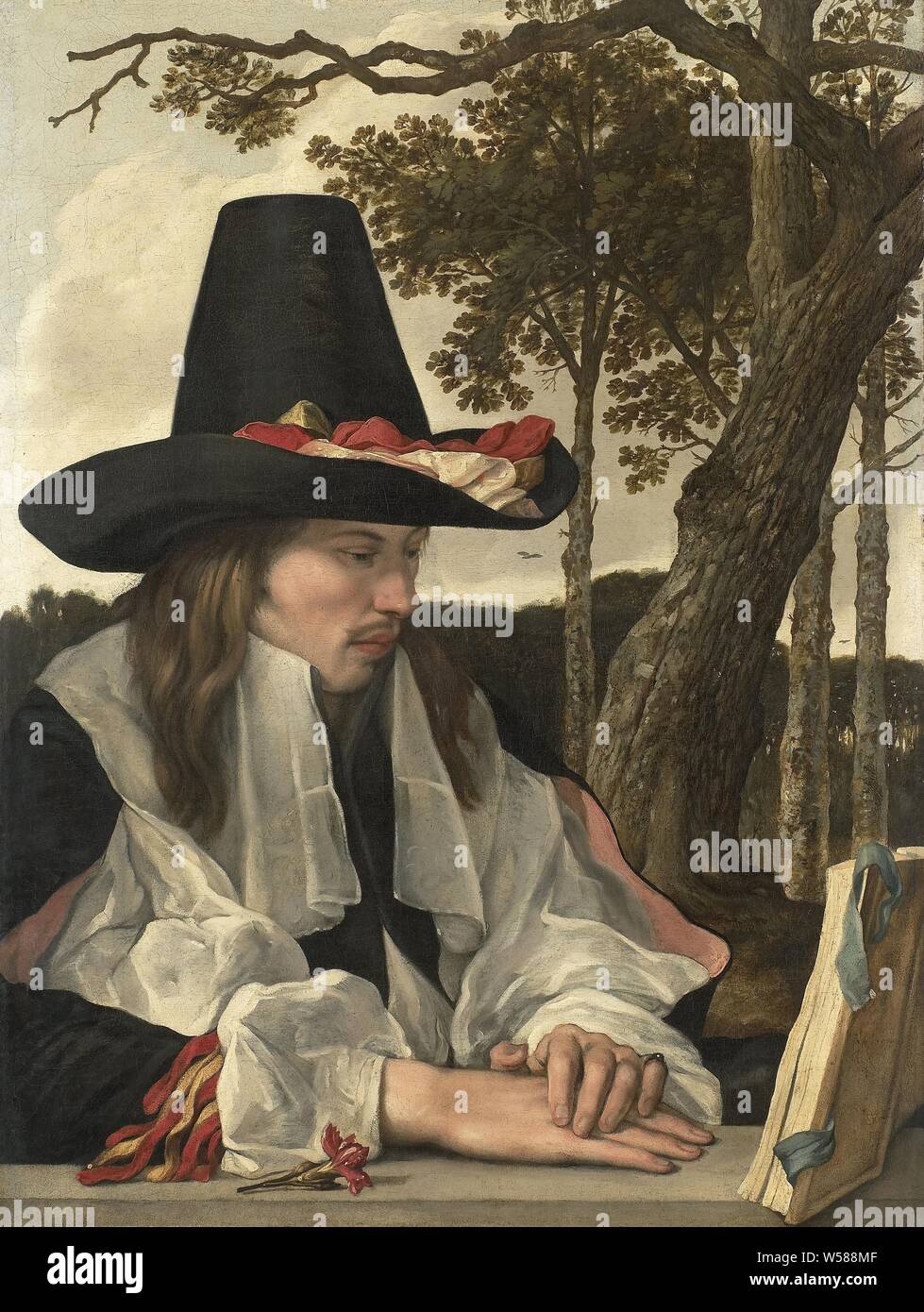 Ein Mann Lesen, ein junger Mann sitzt auf der rechten Seite hinter einem Stein Geländer, lesen ein offenes Buch auf der rechten Seite. Der Mann ist in der halben Körper vorgestellt, auf dem Kopf eine hohe schwarze Hut mit Bändern. Es ist eine rote Nelke auf der Balustrade, mit Bäumen, Lesen, Buch im Hintergrund, anonym, Nördliche Niederlande, C. 1660, Leinwand, H 88 cm x W 66,5 cm, d 9,5 cm Stockfoto