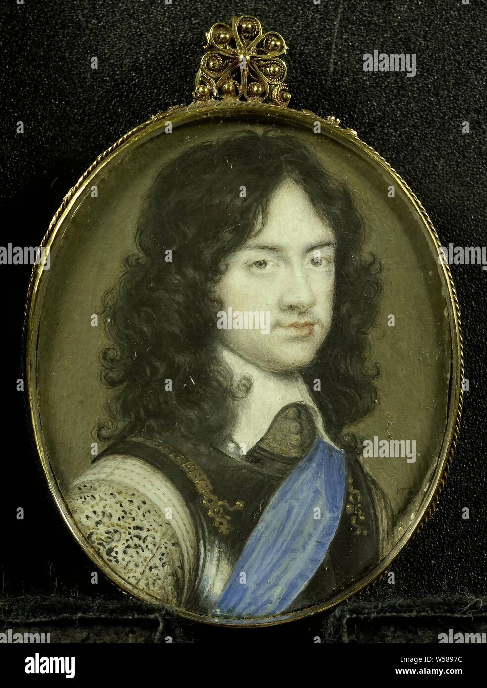 Karel Stuart (1630-85), Prinz von Wales. Der spätere König Karl II. von England, Porträt von Karel Stuart (1630-85), Prinz von Wales. Der spätere König Karl II. von England. Büste nach rechts, in der Rüstung. Ein Original von Adriaen Hanneman. Teil der Sammlung von Porträtminiaturen, Charles II (König von England), Nathaniel Thach, 1650-1659, Pappe, Gold (Metall), Glas, h 4,6 cm x B 3,9 cm h 6,1 cm x B 4 cm x t 1 cm Stockfoto