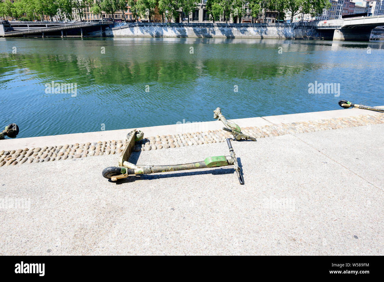 Elektroroller gefunden und abgerufen werden aus dem Fluss der Handgefärbtem' in Lyon genannt. Frankreich, Europa Stockfoto