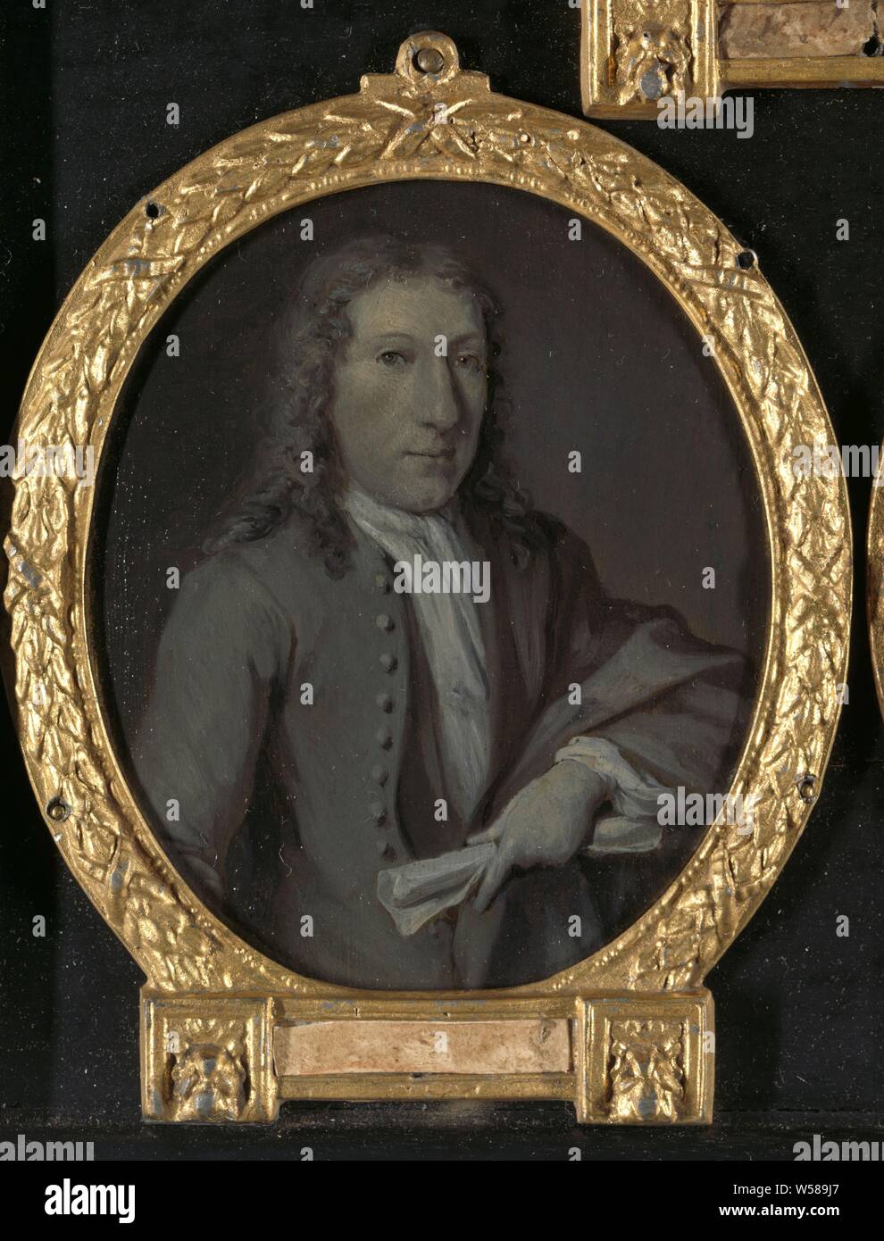 Portrait von Gijsbert Tijssens (1693-1732), Dramatiker in Amsterdam, Portrait von Gijsbert Tijssens (1693-1732). Dramatiker in Amsterdam. Büste in Oval, auf der rechten Seite wird eine aufgerollt Papier in der linken Hand. Ähnlich wie eine Zeichnung zurückzuführen auf aert Schouman im Teylers Museum in Haarlem (Panpoeticon von Willem Kops). Teil einer Sammlung von Portraits der niederländischen Dichter, Porträt eines Schriftstellers, Schriftsteller, Dichter, Autor, Gijsbert Tijssens, Jan Maurits Quinkhard, 1732-1771, kupfer (Metall), Ölfarbe (Lack), h 11 cm × w 9,5 cm Stockfoto