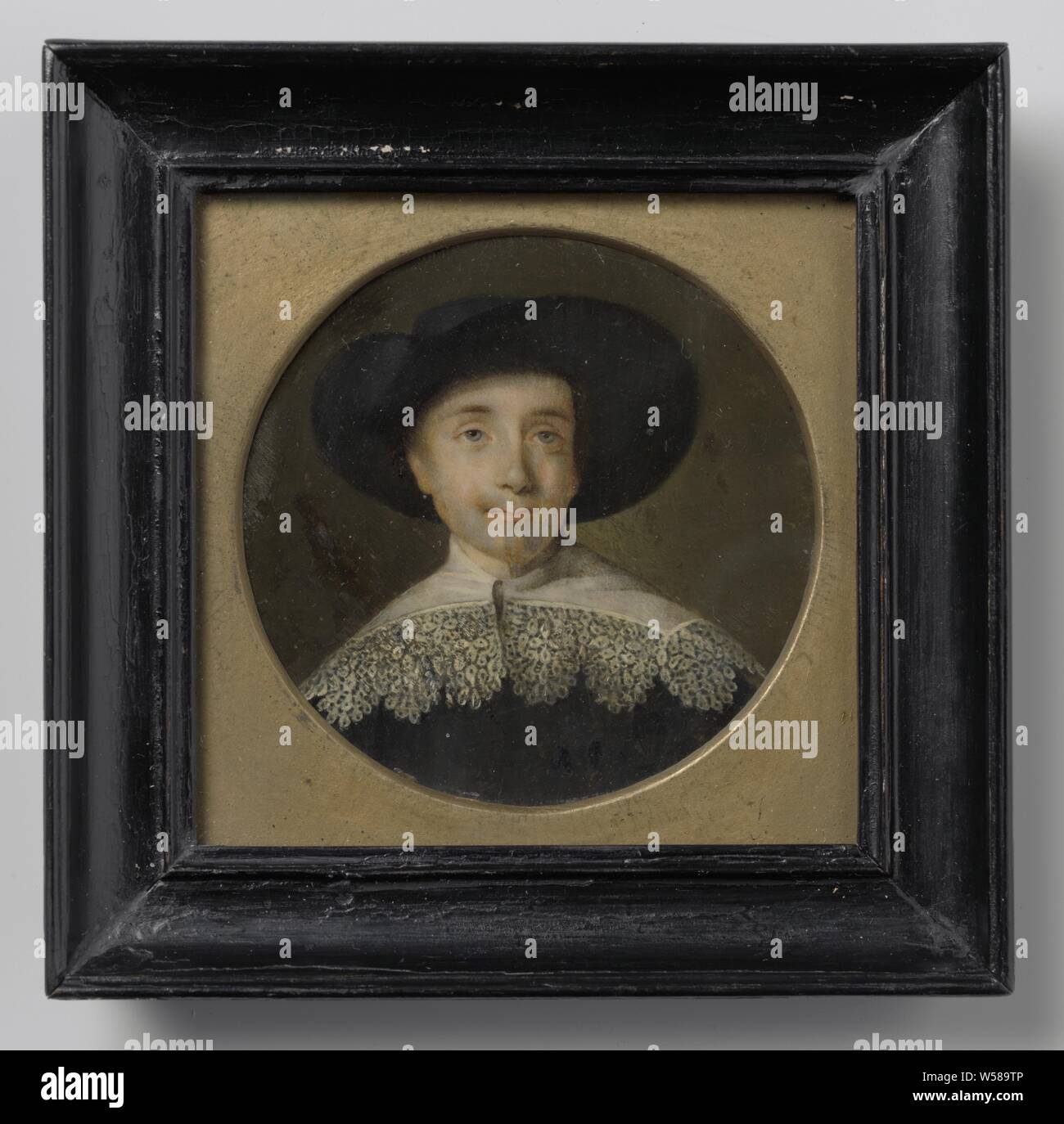 Porträt eines Mannes im siebzehnten Jahrhundert Kleidung, Büste, leicht auf der rechten Seite, mit einem großen schwarzen Hut. Teil der Sammlung von Portrait thumbnails, historischen Personen nicht namentlich bekannt, anonyme, Nördliche Niederlande (möglicherweise), C. 1700 - C. 1799, Knochen (Material), Ölfarbe (Lack), Holz (Pflanzen), Metall, Glas, H 12,4 cm x W 12,4 cm x d 2 cm Stockfoto