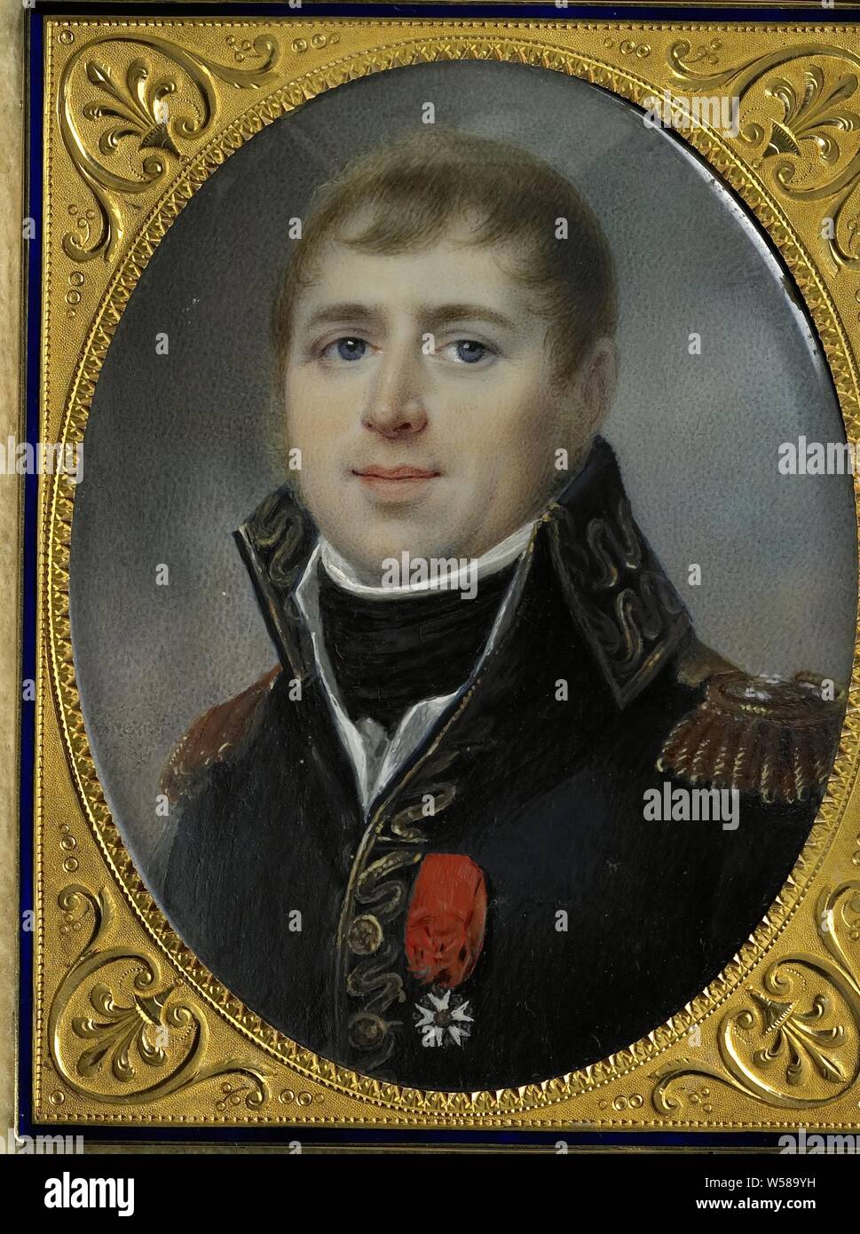 Carel Hendrik Ver Huell (1764-1845), Vice Admiral der Batavische Flotte und Minister der Marine von die Batavische Republik, mit dem Offizierskreuz der Ehrenlegion geschmückt, die ihm im Jahr 1804 gewährt, Portrait von Carel Hendrik Ver Huell (1764-1845), verlieh ihm 1804. Büste respektieren. Teil der Sammlung Portrait miniatures, historische Personen, Niederlande, Batavische Republik, Carel Hendrik Ver Huell, Batavische Marine, Louis Marie Sicard, 1804, Elfenbein, Aquarell (Lack), Gouache (Farbe), Gold (Metall), Glas, Leder, textile Materialien, h 6 cm × w 4,6 cm h 7,6 cm x B 5,2 cm x T 0,7 cm x H 11,2 cm Stockfoto