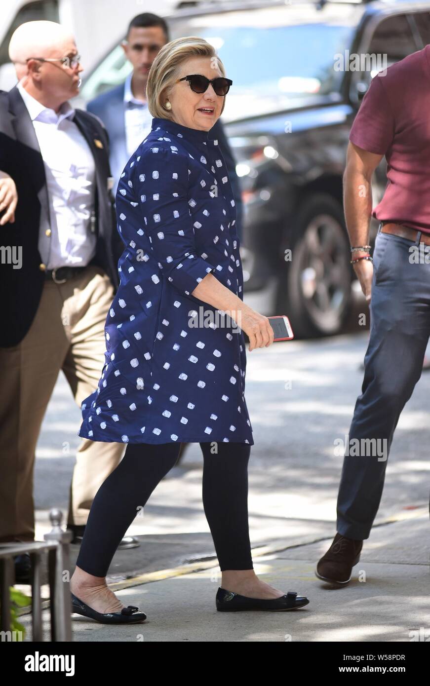 New York, NY, USA. 26. Juli, 2019. Hillary Clinton heraus und über für Hillary Clinton aus dem Krankenhaus entlassen mit Neugeborenen Enkel Jasper, Lenox Hill Hospital, New York, NY 26. Juli 2019. Credit: Kristin Callahan/Everett Collection/Alamy leben Nachrichten Stockfoto