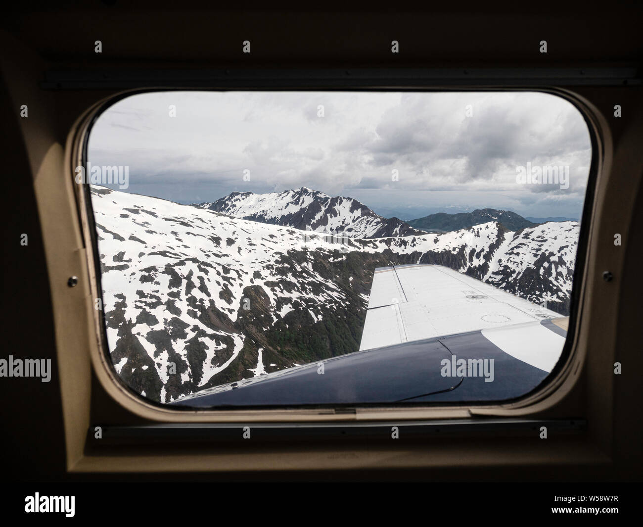 Luftaufnahme auf die schneebedeckten Berge, so wie er aus einem kleinen privaten Flugzeug im Südosten Alaska, USA Fliegen gesehen. Stockfoto