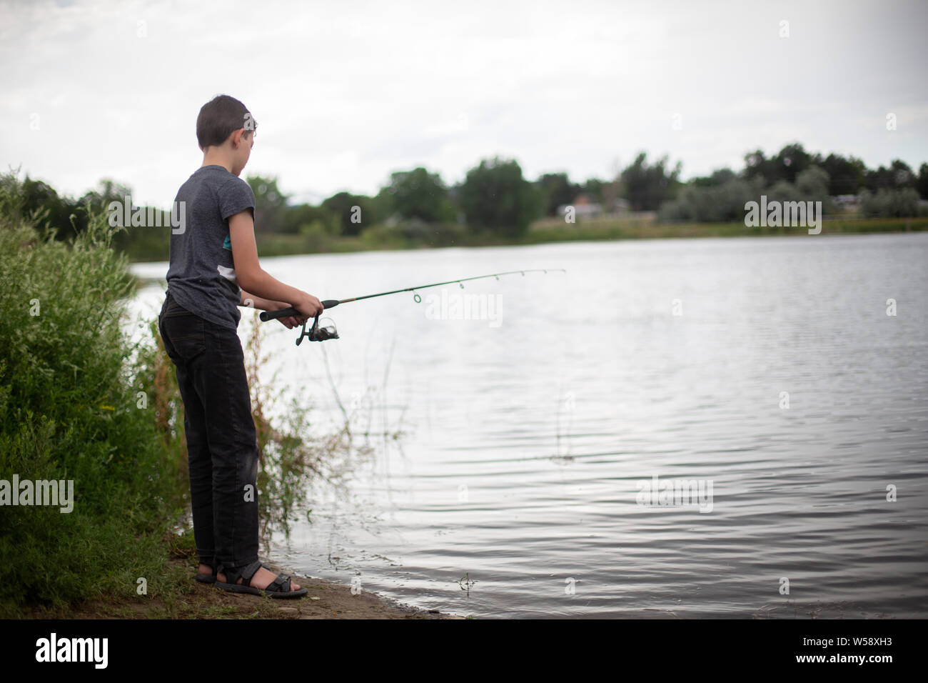 Reeling in a fish Fotos und Bildmaterial in hoher Auflösung Alamy