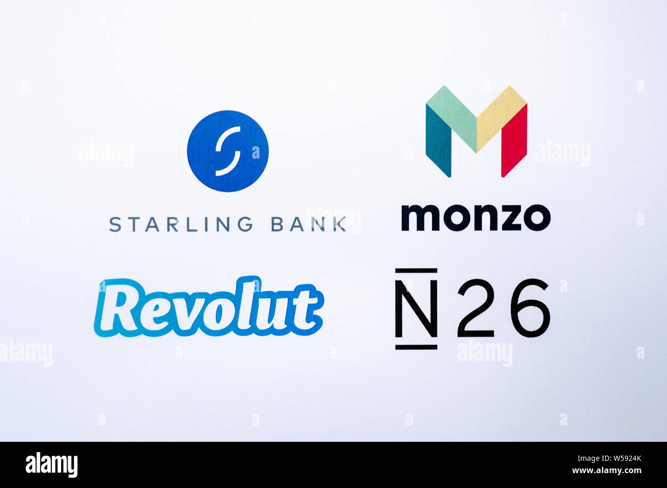 Logos von konkurrierenden fintech Unternehmen, stellt virtuelle Banken: Monzo, Revolut, Starling Bank, N 26, gedruckt auf Papier. Stockfoto