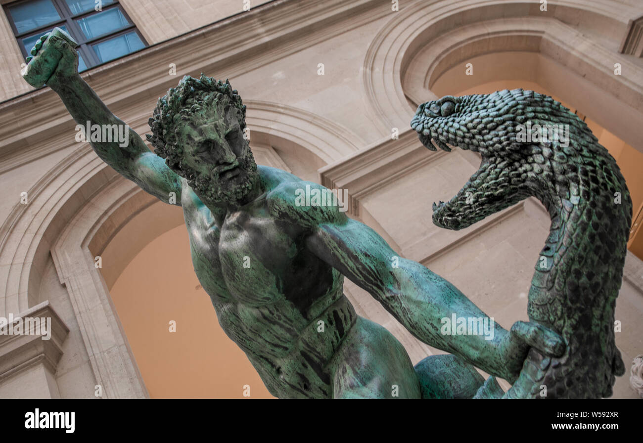 Großen dramatischen geringer Betrachtungswinkel der Bronze Kunst Skulptur "Hercules kämpfen Acheloos verwandelte sich in eine Schlange", von Baron François Joseph Bosio in... Stockfoto