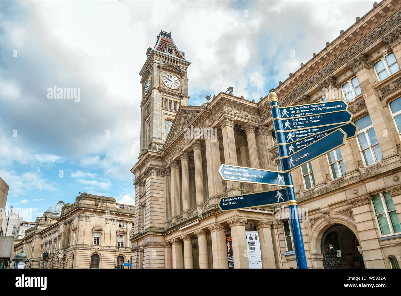 Wegweiser vor der Birmingham Museum & Art Gallery, Birmingham, England, Großbritannien. Stockfoto