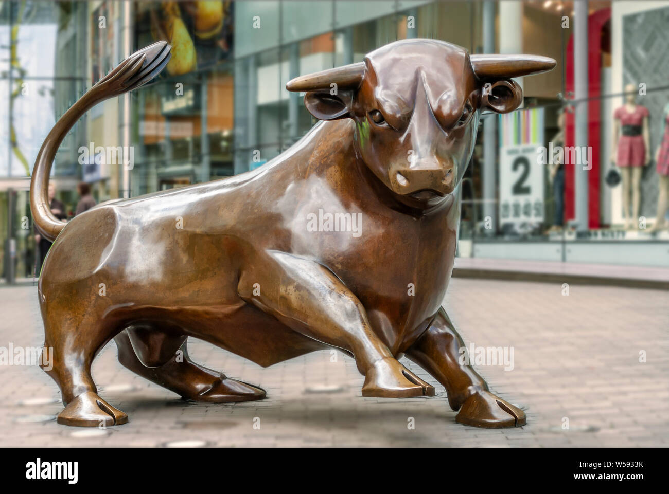 Bull-Bronzeskulptur "Brummie der Stier".at Stierkampfarena Shopping Centre, Birmingham, England Stockfoto