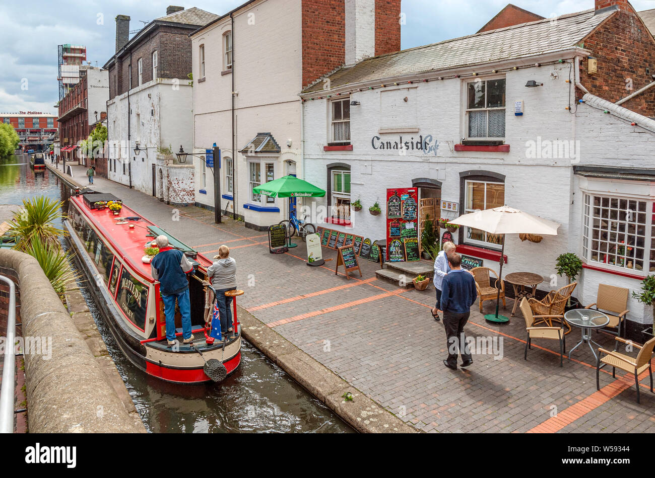 Narrow Boats im Gas Street Basin, einem Kanalbecken im Zentrum von Birmingham, England Stockfoto
