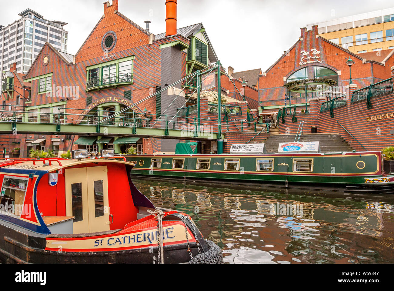Narrow Boats im Gas Street Basin, einem Kanalbecken im Zentrum von Birmingham, England Stockfoto