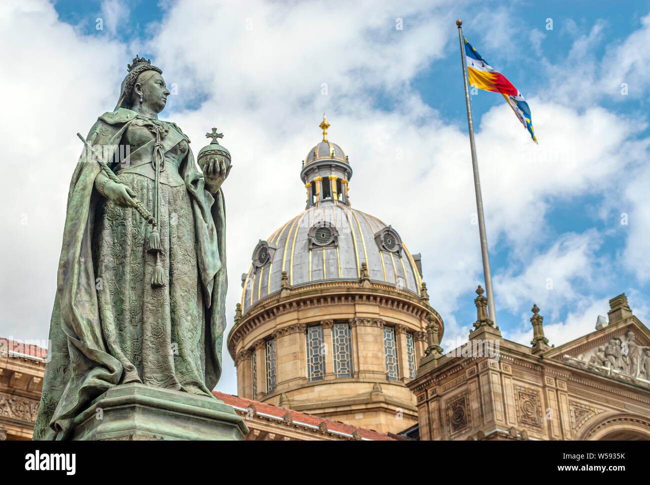 Statue der Königin Victoria vor dem Birmingham Museum & Art Gallery and Council House, Birmingham, England, Großbritannien Stockfoto