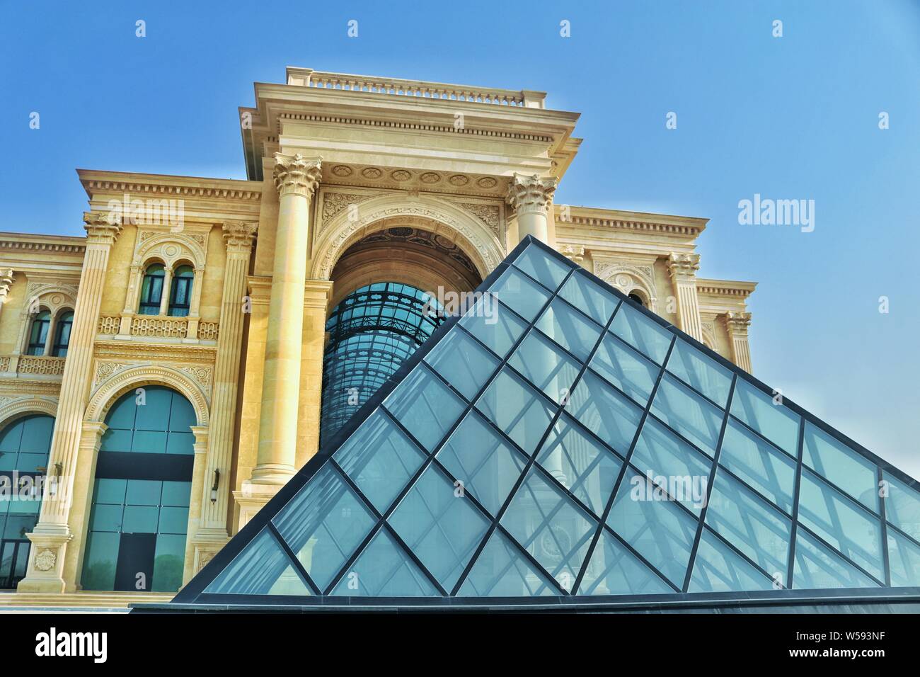 Al Hazm Mall ist das neue luxuriöse und Elite Einkaufserlebnis in Doha, Katar. Stockfoto