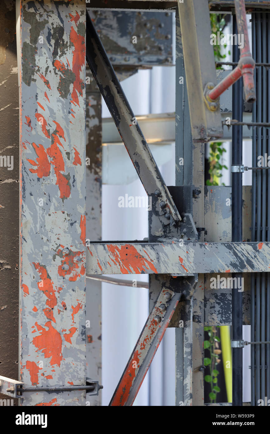 Detail von in Not geratenen Metallträger mit Abblättern grau, weiß und rot malen. Bibliotheek LocHal, Tilburg, Niederlande. Architekt: CIVIC Architekten/Braak Stockfoto