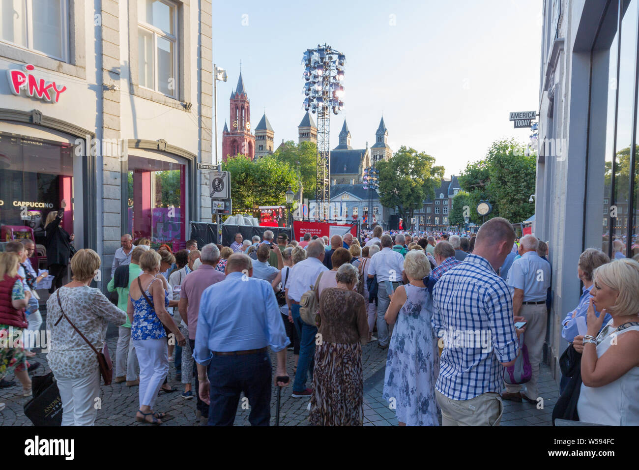 Kontrolle der Massen am Eingang der jährlichen Konzerte der Geiger Andre Rieu in seiner Heimatstadt Maastricht. Fans warten, um die Sicherheit zu Pass Stockfoto