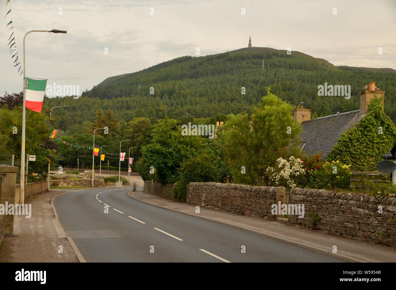 Die A 9 Trunk Road in Golspie Dorf mit dem Hügel Ben Bhraggie hinter, Teil der Nordküste 500 Long distance Route, Scottish Highlands, Großbritannien. Stockfoto