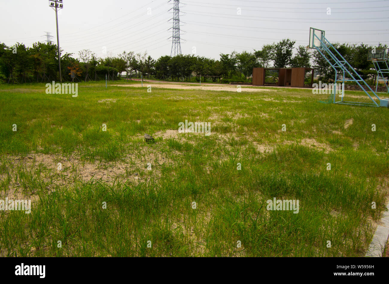 Leeren Spielplatz mit Korb ball Net Stockfoto