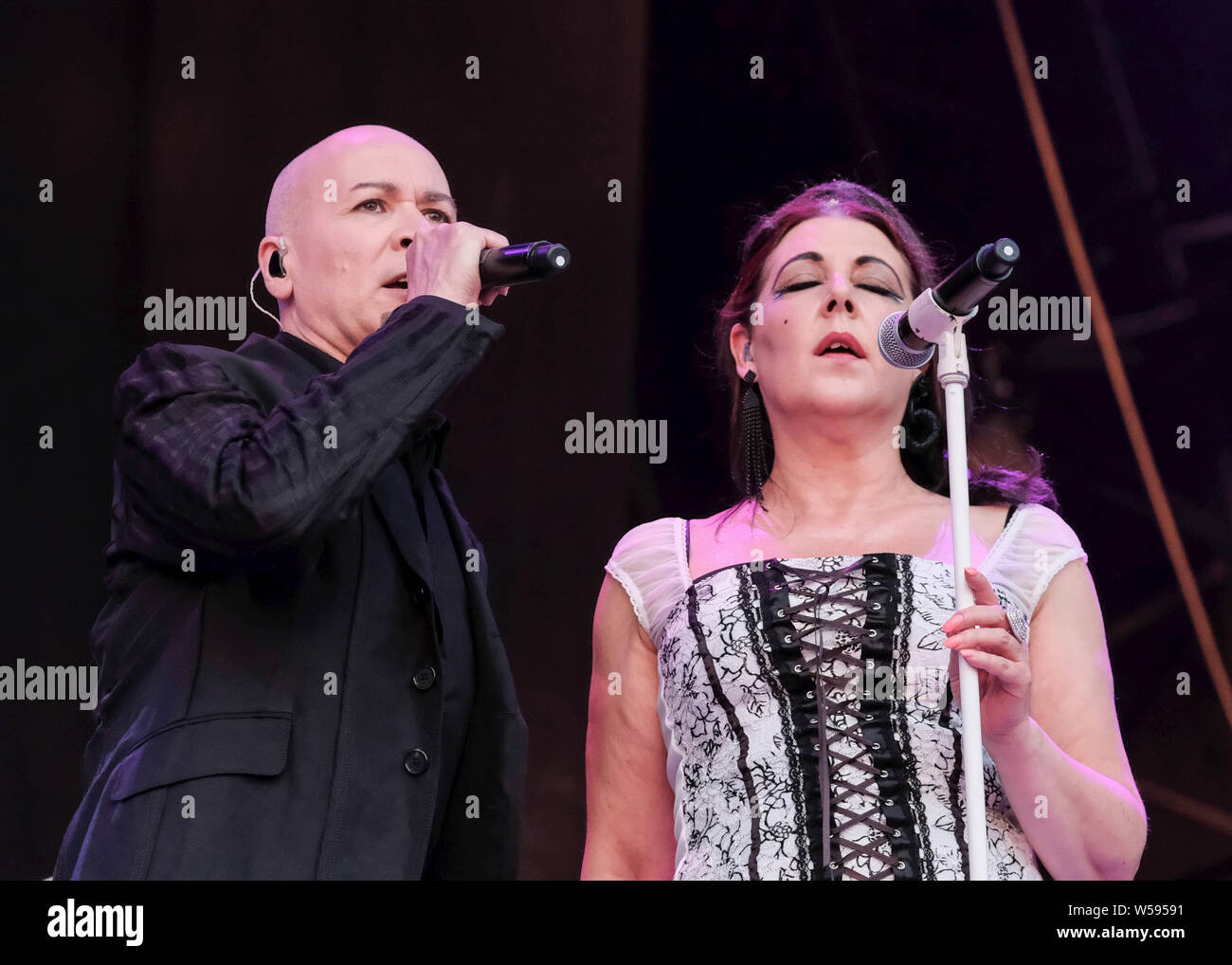 Lulworth, Dorset, 26. Juli 2019. Phil Oakey und Joanne Catherall mit Human League auf der Bühne, Lulworth, Dorset Credit: Dawn Fletcher-Park/Alamy leben Nachrichten Stockfoto