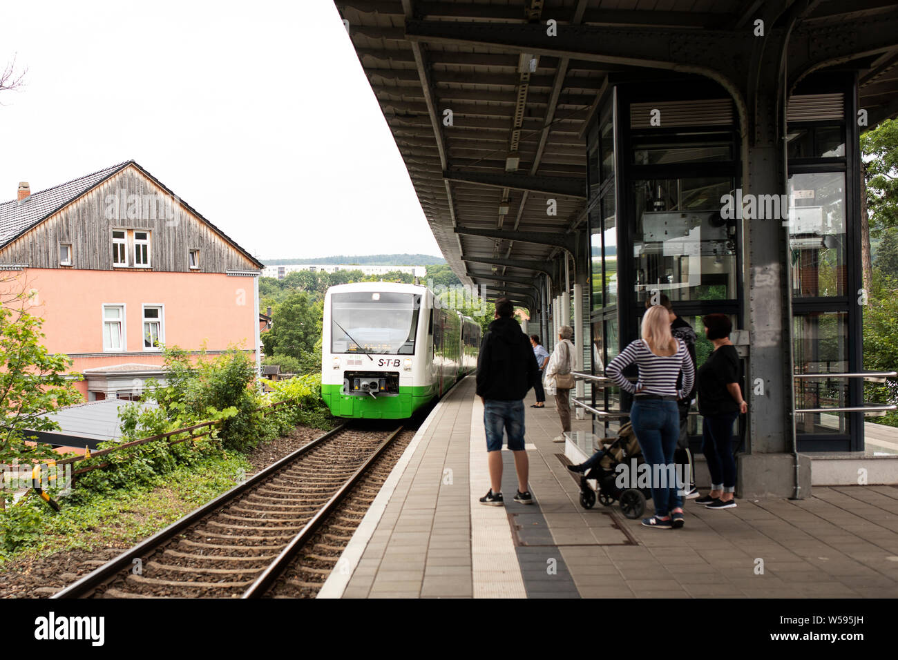 Ein Thüringer Regionalzug kommt am Bahnhof Arnstadt Süd in Arnstadt an. Stockfoto