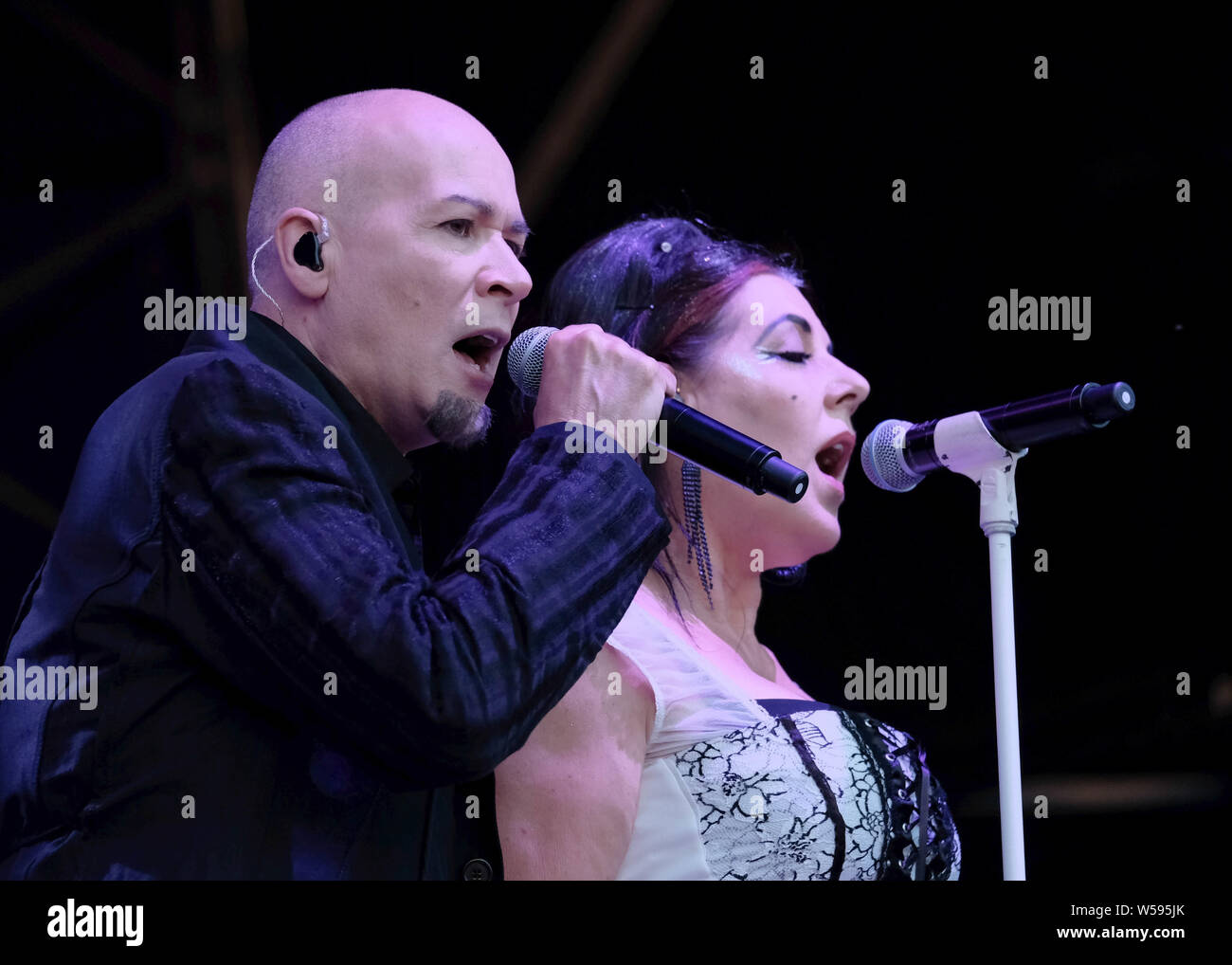 Lulworth, Dorset, 26. Juli 2019. Joanne Catherall und Phil Oakey mit Human League auf der Bühne, Lulworth, Dorset Credit: Dawn Fletcher-Park/Alamy leben Nachrichten Stockfoto