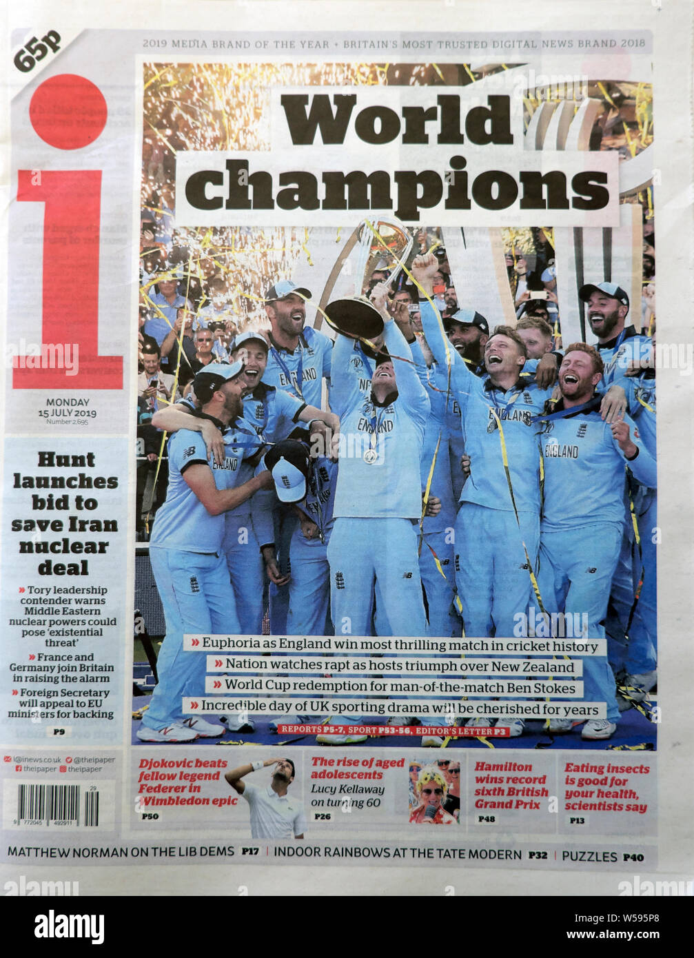 Ich Zeitung Schlagzeile auf der vorderen Seite England Team feiern Wm gewinnen Kricket Meisterschaft gegen Neuseeland" World Champions London England Großbritannien Stockfoto
