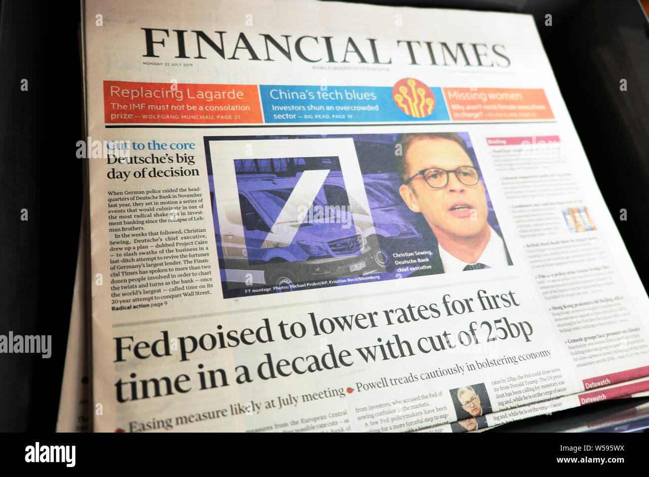 Die Zeitung Financial Times titelte in London 2019 in Großbritannien über die US Federal Reserve Bank: „Die Fed will zum ersten Mal seit einem Jahrzehnt die Zinsen senken, mit einer Senkung um 25 Basispunkte“ Stockfoto