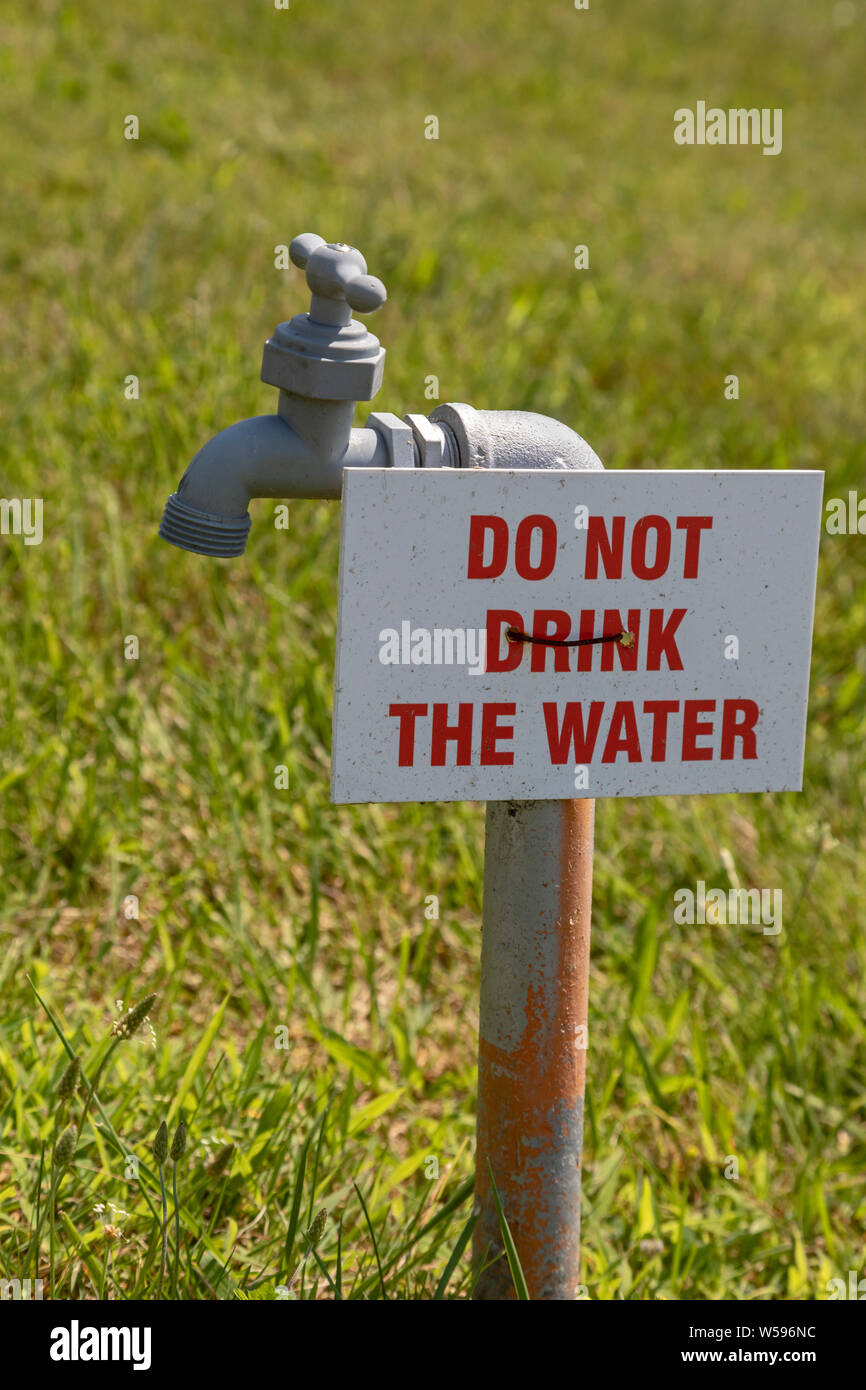 Detroit, Michigan - ein Schild warnt gegen das Trinken von Wasser aus einem Hahn. Stockfoto