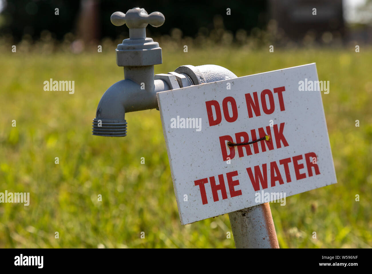 Detroit, Michigan - ein Schild warnt gegen das Trinken von Wasser aus einem Hahn. Stockfoto