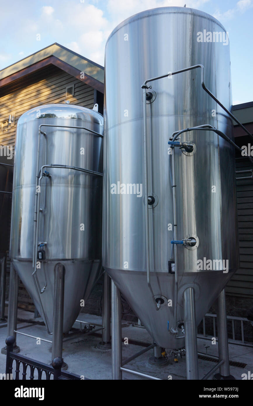 Edelstahl Brau- und Lagertanks in einer Brauerei Stockfoto