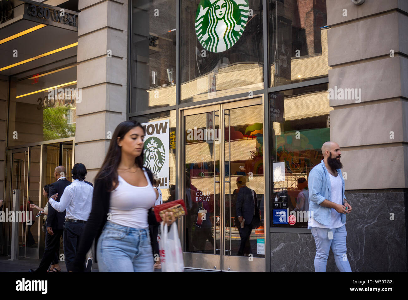 Eine neu eröffnete Starbucks Kaffee in Midtown in New York am Mittwoch, 24. Juli 2019. (© Richard B. Levine) Stockfoto