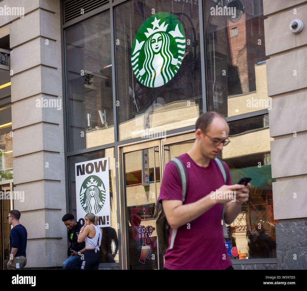 Eine neu eröffnete Starbucks Kaffee in Midtown in New York am Mittwoch, 24. Juli 2019. (© Richard B. Levine) Stockfoto