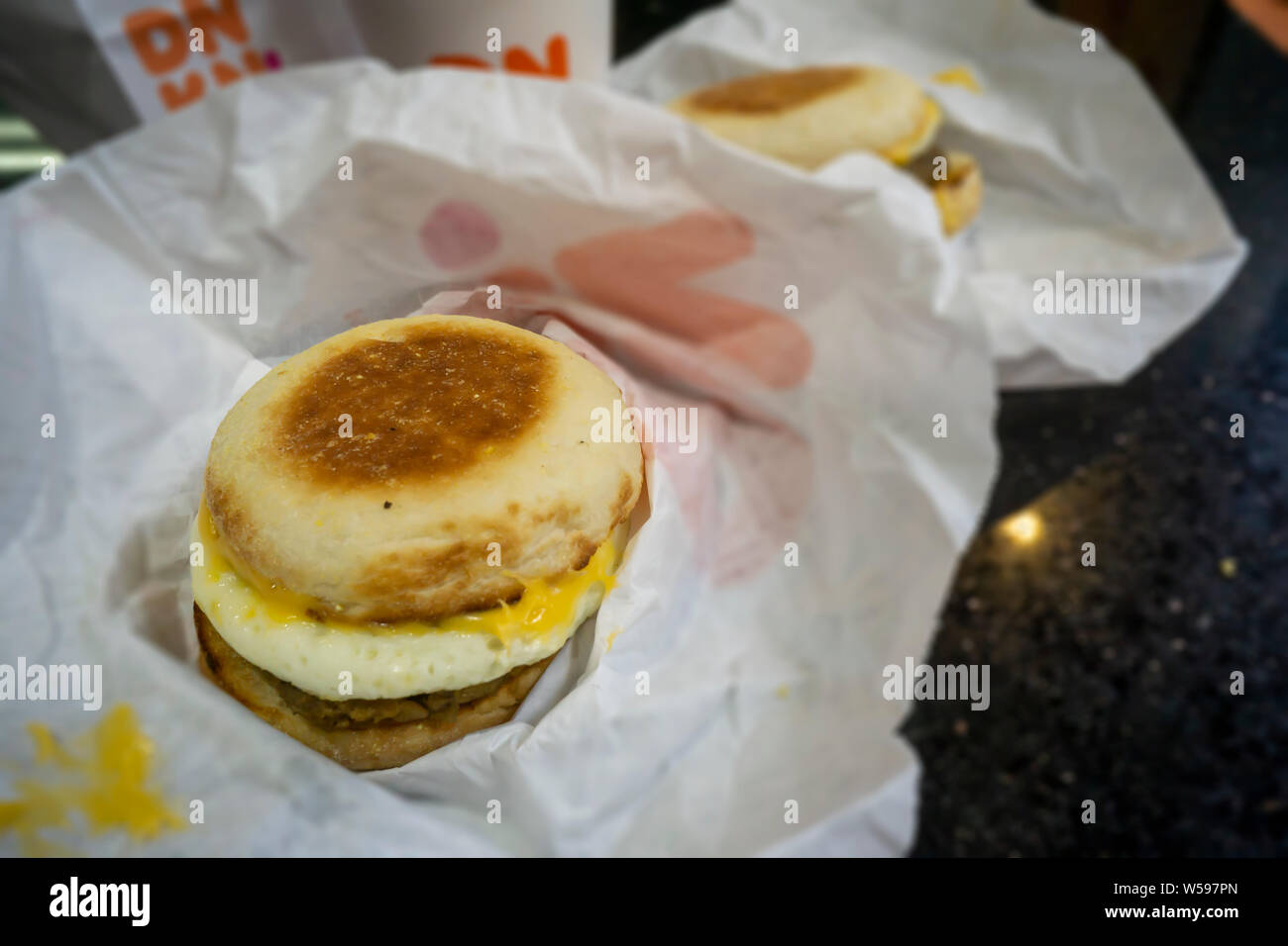 Eine pflanzliche Breakfast Sandwich mit Jenseits der Fleisch vegane Wurst in einem Dunkin' Restaurant in New York am Mittwoch gesehen, 24. Juli 2019. Die pflanzlichen Burger heute in ausgewählten Stores in New York debütierte. (© Richard B. Levine) Stockfoto