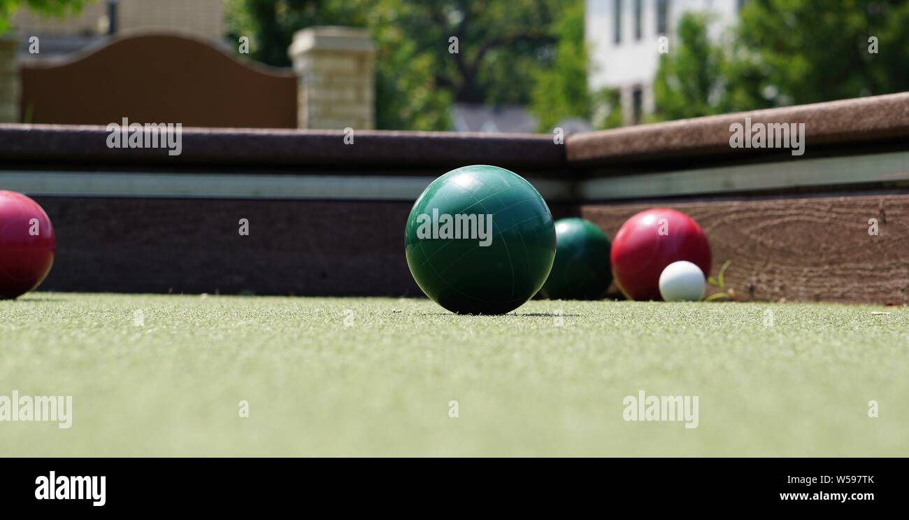 Sommernachmittag auf dem Boccia-Platz in einem öffentlichen Park. Stockfoto