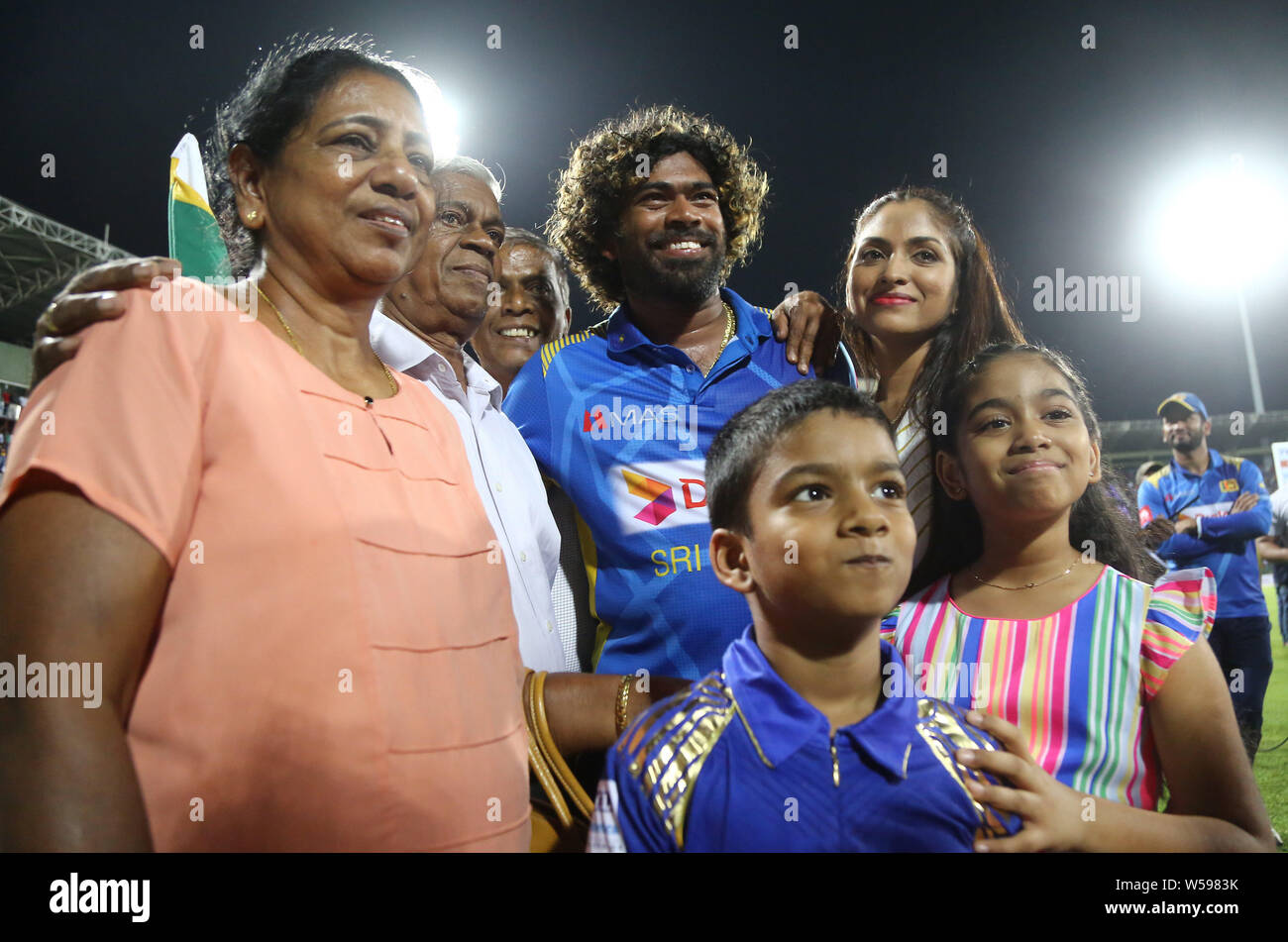 Juli 26, 2019, Colombo, Western Province, Sri Lanka: Sri Lankan Bowler Lasith Malinga's Familie posieren für die Fotografen nach seinem letzten Tag International Cricket Match zwischen Sri Lanka und Bangladesch auf der R. Premadasa Stadium in Colombo gespielt am 26. Juli 2019. Credit: Pradeep Dambarage/ZUMA Draht/Alamy leben Nachrichten Stockfoto