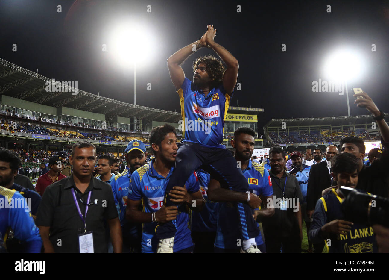 Juli 26, 2019, Colombo, Western Province, Sri Lanka: Sri Lankan cricketer Lasith Malinga, wer zuletzt einen Tag International Cricket Match seiner Karriere gespielt, reagiert, nachdem Sri Lanka Bangladesch um 91 läuft im ersten Tag International Cricket Match zwischen Sri Lanka und Bangladesch besiegte am R. Premadasa Stadium in Colombo am 26. Juli 2019. Credit: Pradeep Dambarage/ZUMA Draht/Alamy leben Nachrichten Stockfoto