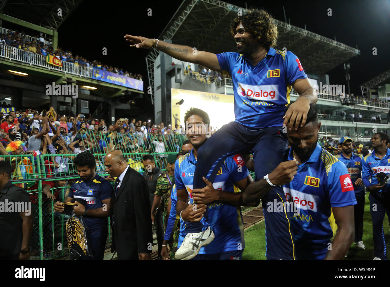 Juli 26, 2019, Colombo, Western Province, Sri Lanka: Sri Lankan cricketer Lasith Malinga, wer zuletzt einen Tag International Cricket Match seiner Karriere gespielt, reagiert, nachdem Sri Lanka Bangladesch um 91 läuft im ersten Tag International Cricket Match zwischen Sri Lanka und Bangladesch besiegte am R. Premadasa Stadium in Colombo am 26. Juli 2019. Credit: Pradeep Dambarage/ZUMA Draht/Alamy leben Nachrichten Stockfoto