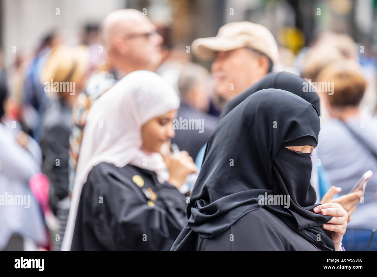 Tragen Von Niqab Mit Handy Fotos Und Bildmaterial In Hoher Auflösung Alamy