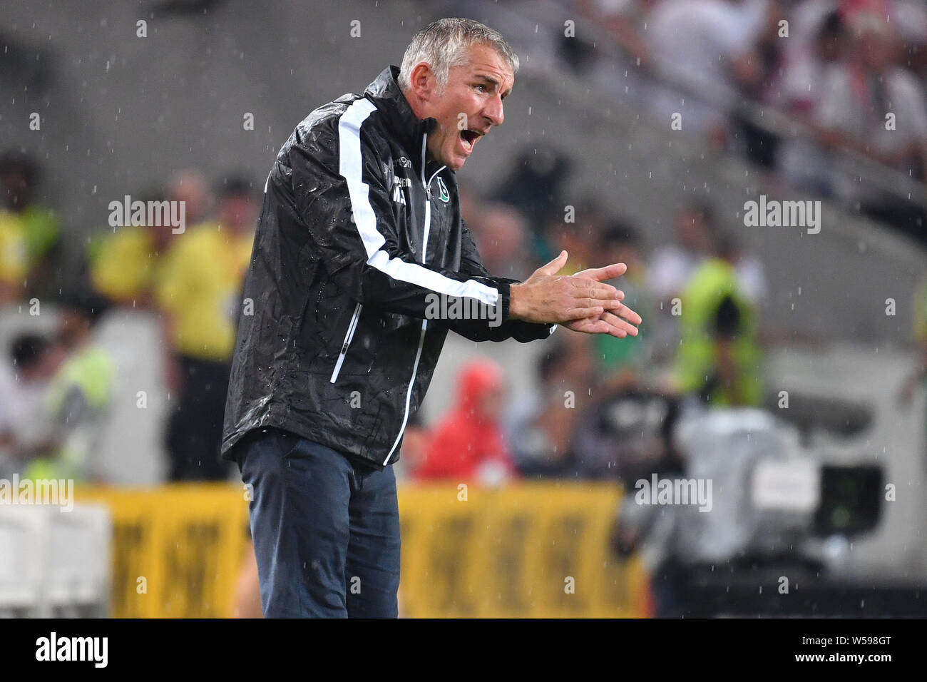 Mirko Slomka, Trainer (Hannover 96), Geste, gibt Anweisungen, single