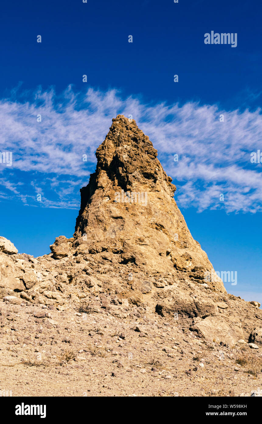 Rocky Hill mit hohen braunen Pinnacle gegen blauen Himmel mit weißen Wolken. Stockfoto